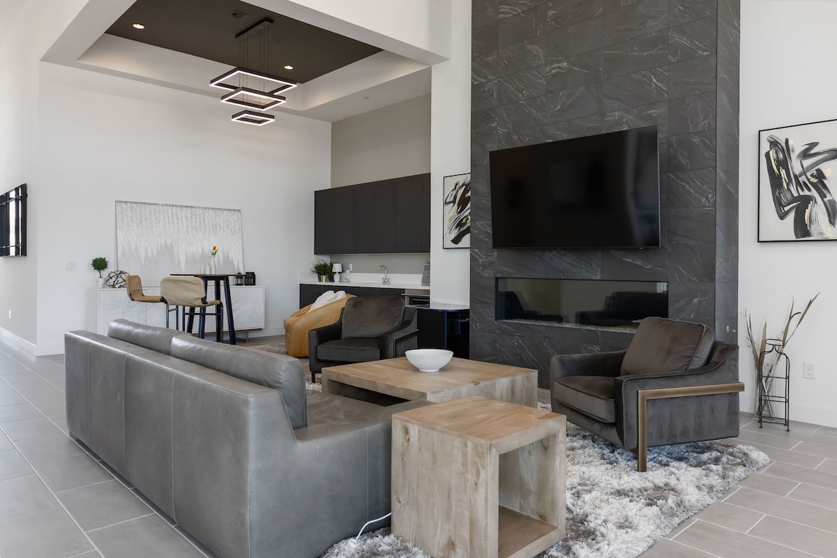 Summerlin Guard Gated Cul de Sac One Story Rambler gallery image 2