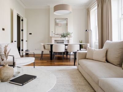 Stunning Single-Level Knightsbridge Flat with Lift
