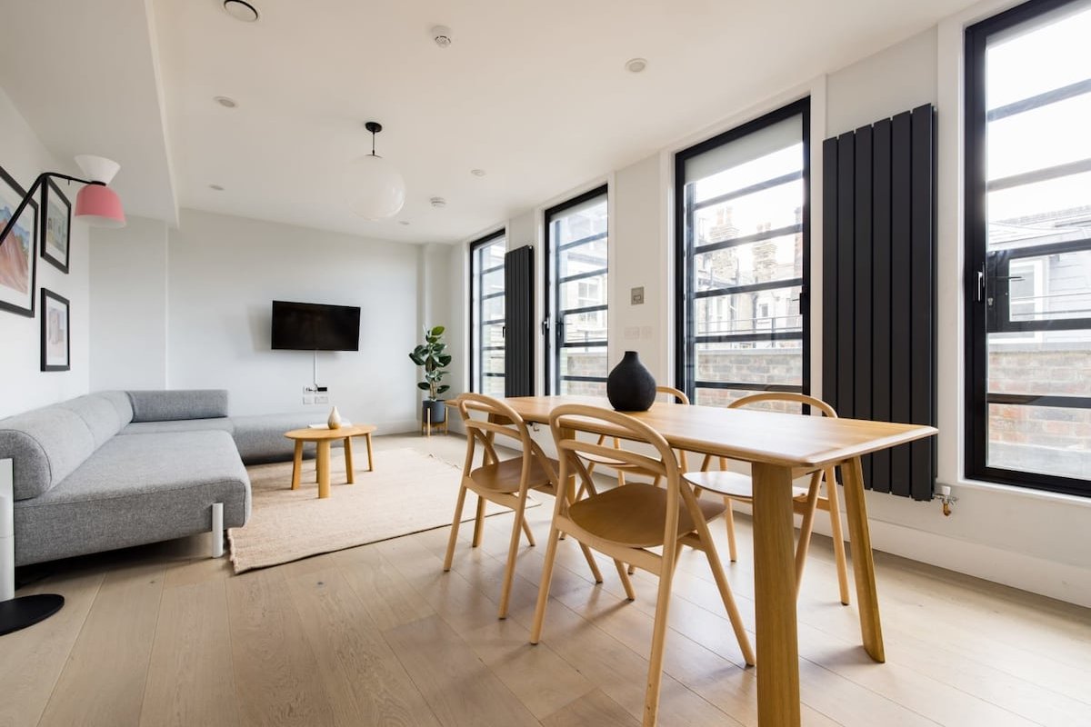 Bright Leicester Sq 2BR – Netflix & Nespresso gallery image 2
