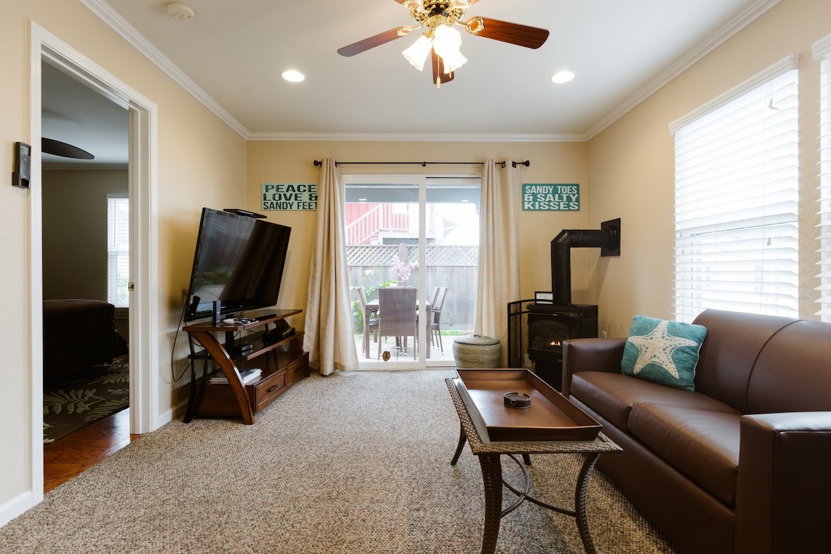 Mermaid Beach House, Walk to Beach / Aquarium! gallery image 3