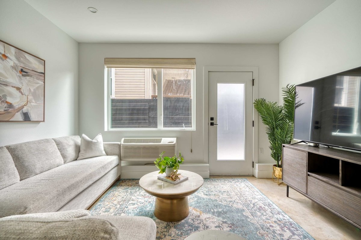 Luxury 3BR Condo – Alberta & Mississippi Eats gallery image 4