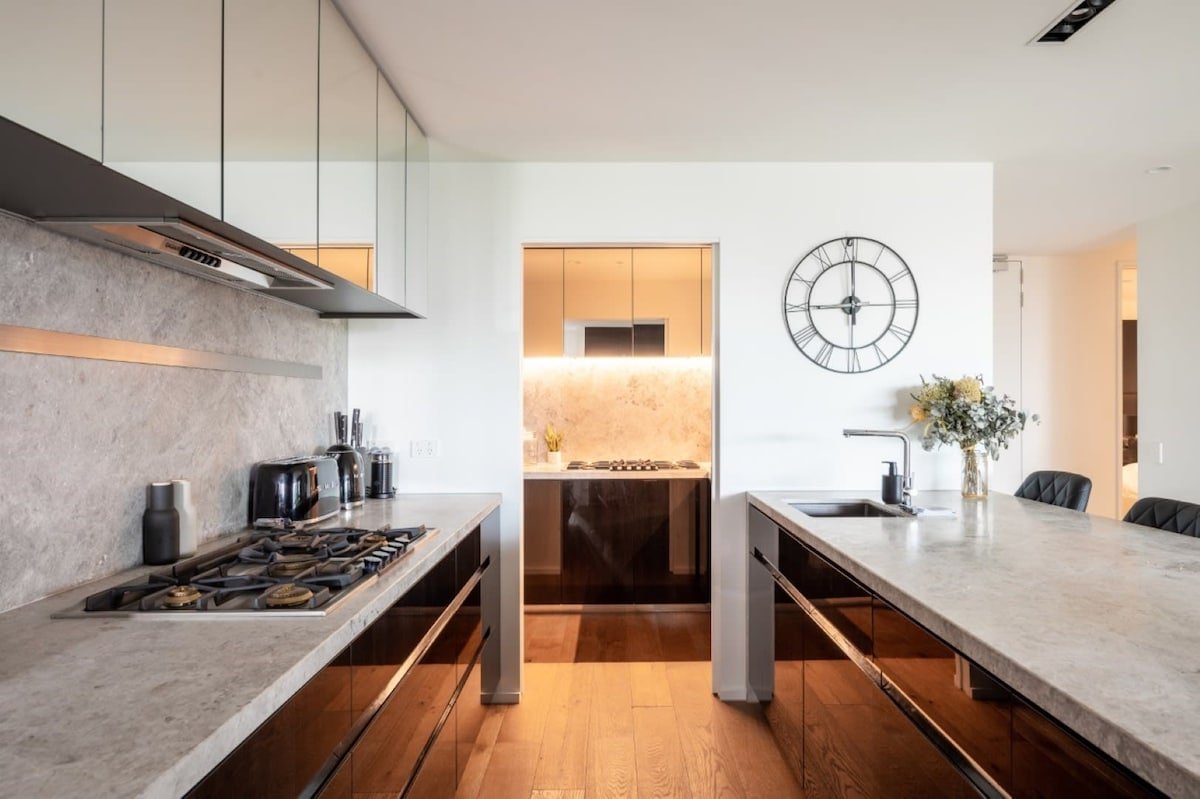 Luxury 4 Bedroom Apt – Parking, pool and views gallery image 2