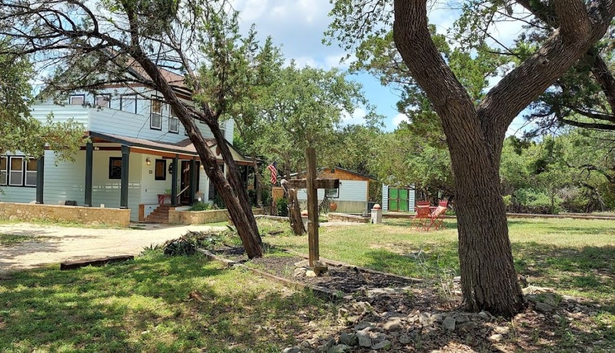 Perfect setting for large groups to spread out