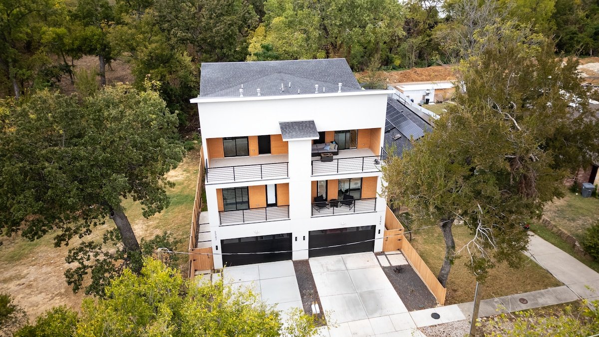 Upscale Group Getaway | Sleeps 25, Downtown Dallas gallery image 4