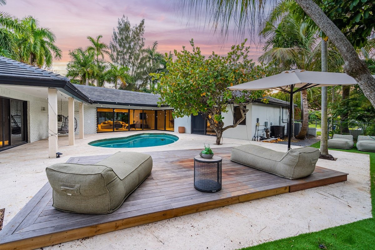 2500 FLL Waterfront House with Pool, Gym & Cinema