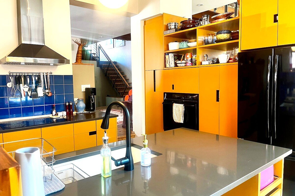 Large, sunny house with garden near Old MTL gallery image 3