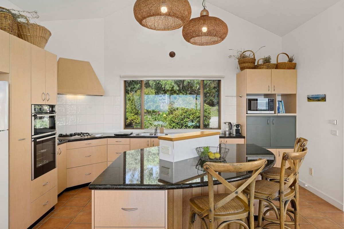 The Hamptons At Marengo -Executive Apollo Bay Home gallery image 5