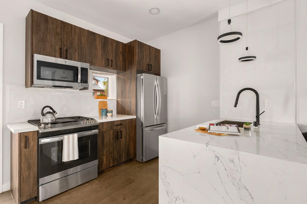 2 BR Luxury Rooftop Home | 360 Views | BBQ | Pet+ gallery image 3