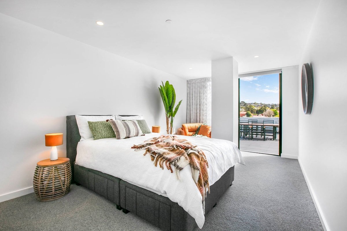 Luxury CBD Penthouse – Breathtaking Mountain Views gallery image 4