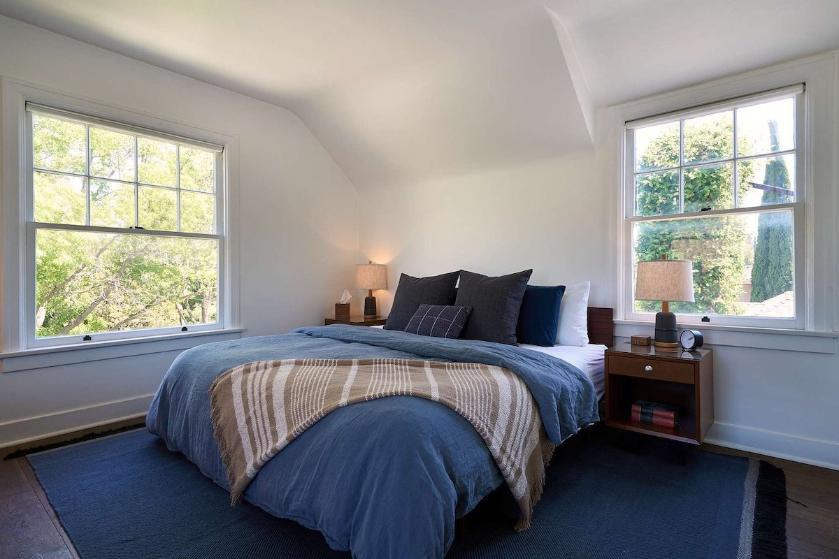 Whimsical Los Feliz House – Pool-Fire Pit-Dogs OK! gallery image 2