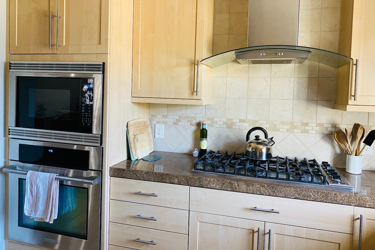 Spacious 3 bedroom, canal, beach, best location! gallery image 4