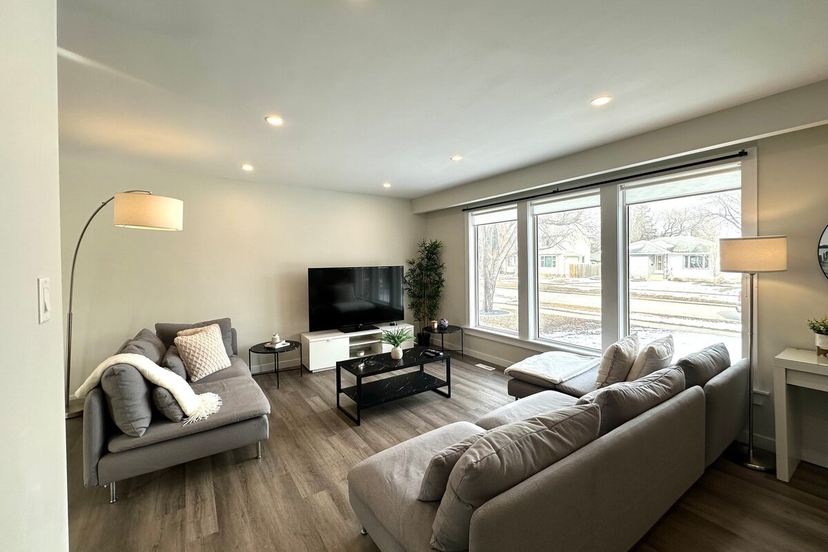 New Luxury 4 Bedroom Home (1800 sq ft) + parking gallery image 3