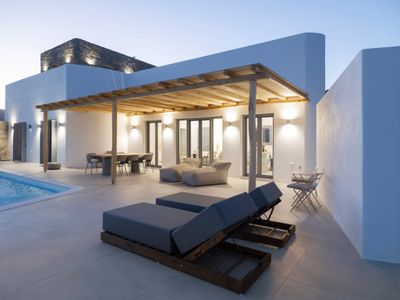 Poolside Panorama: Coastal Luxury & Vistas
