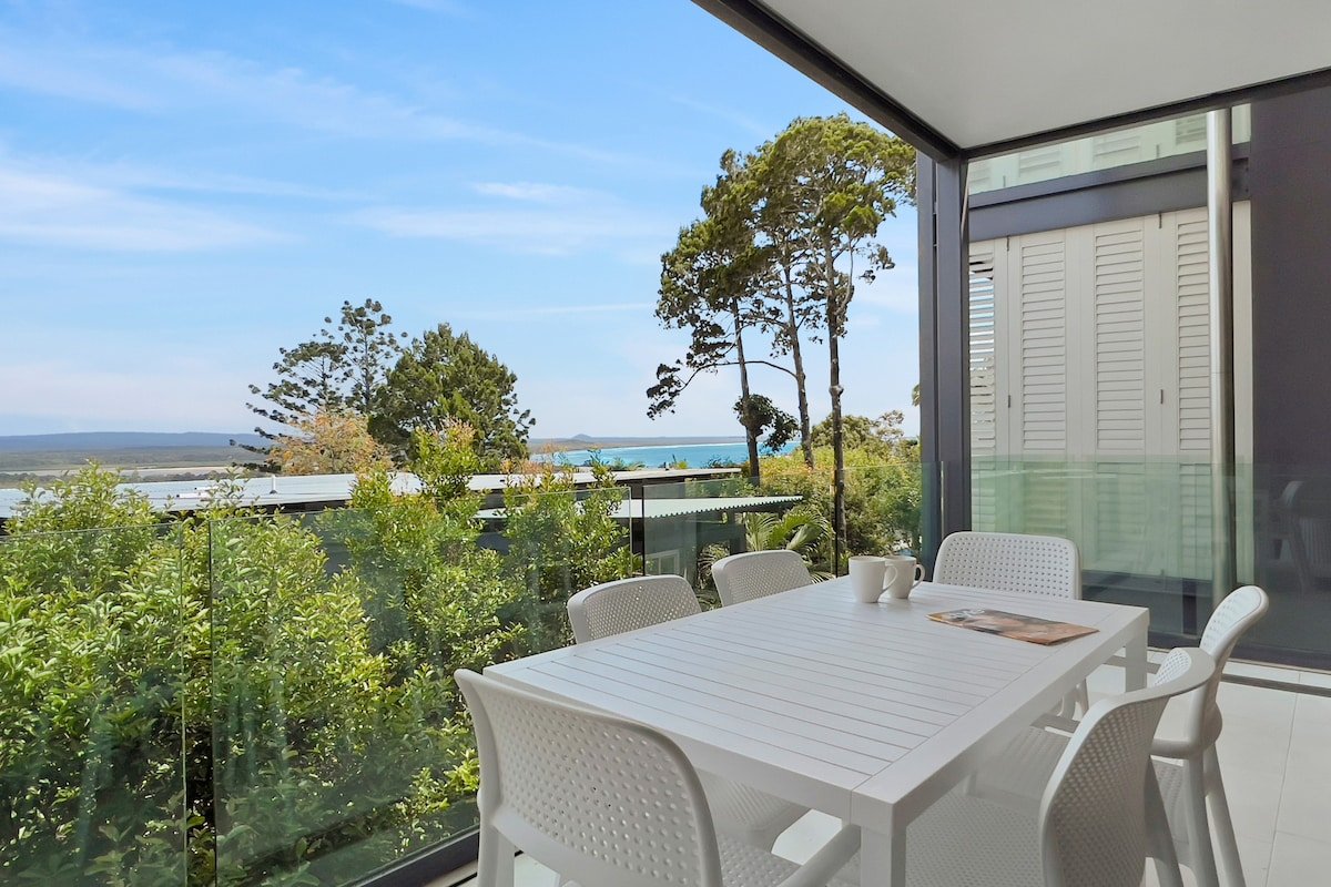 Stunning Townhouse with Amazing Ocean Views gallery image 2