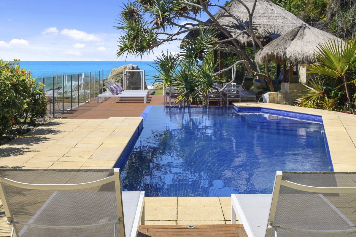 Liapari Beach House – Beach back yard, Pool, Spa