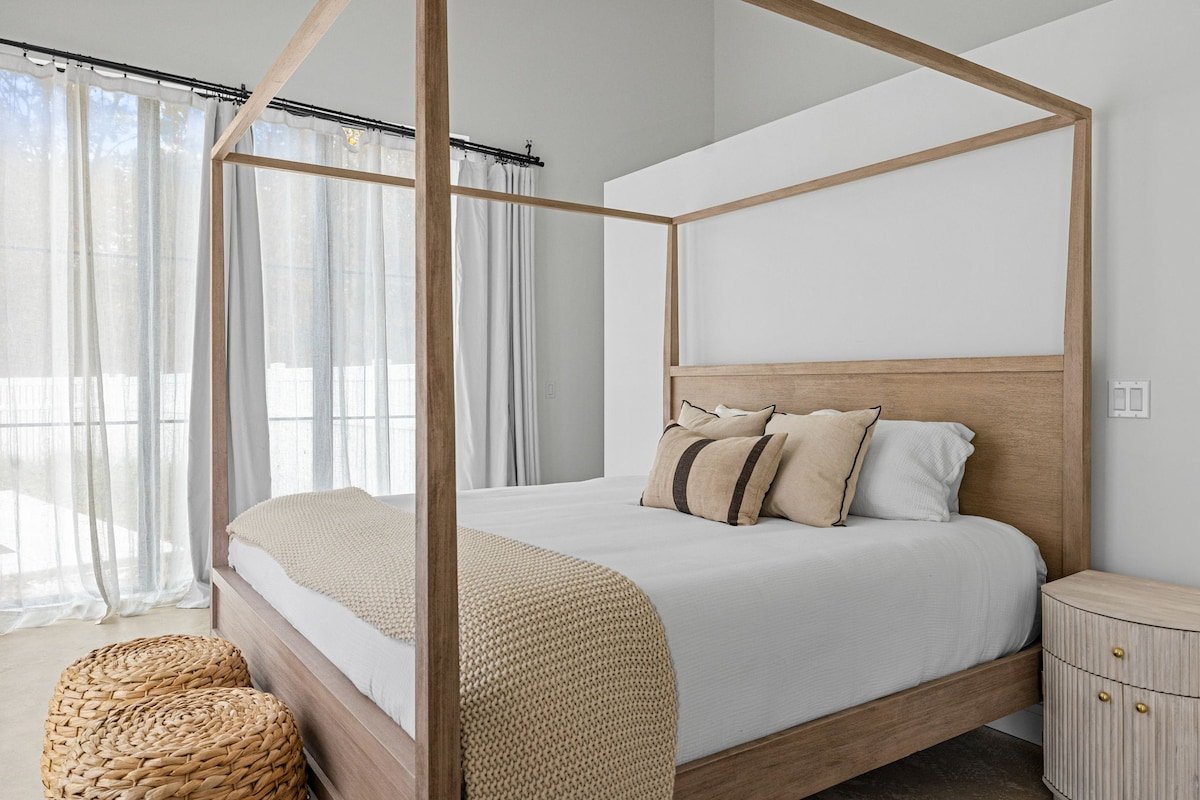 Fab Vacay Home, Pool, Walk to Lake Michigan Beach gallery image 3