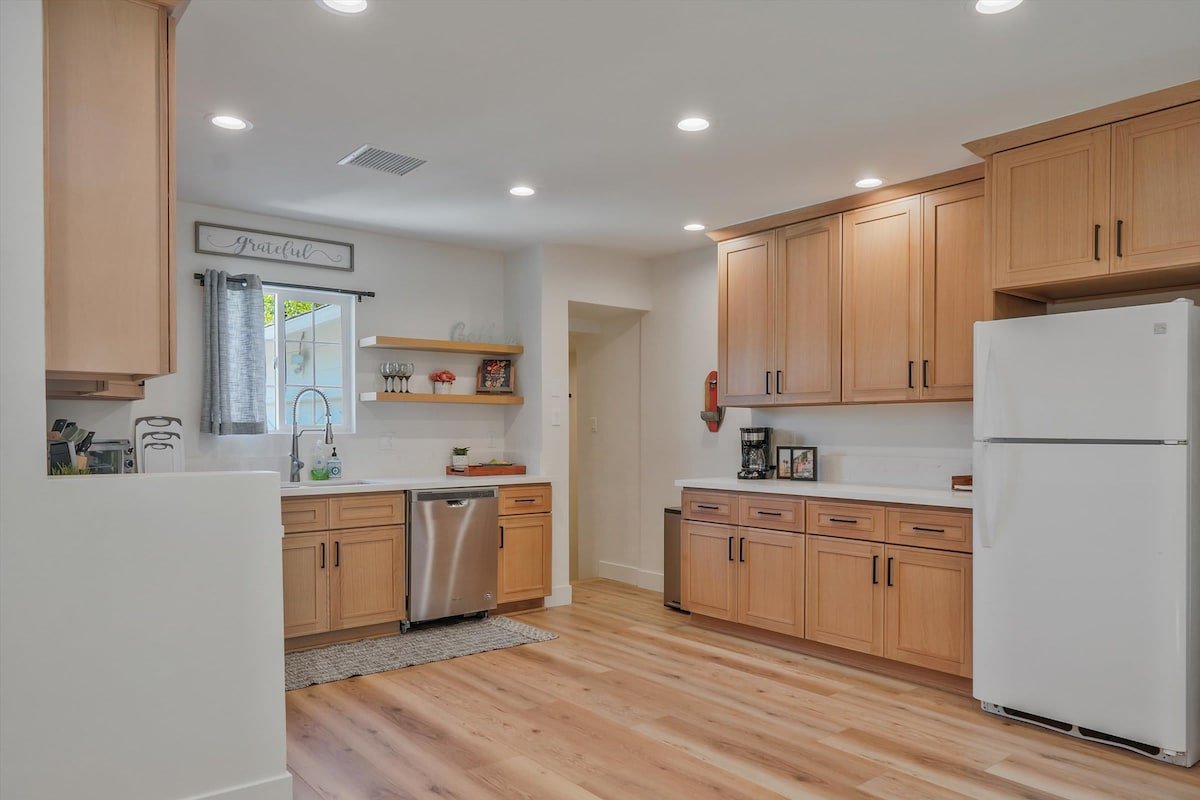 Hollywood Dream Newly Remodeled Pool Home gallery image 4