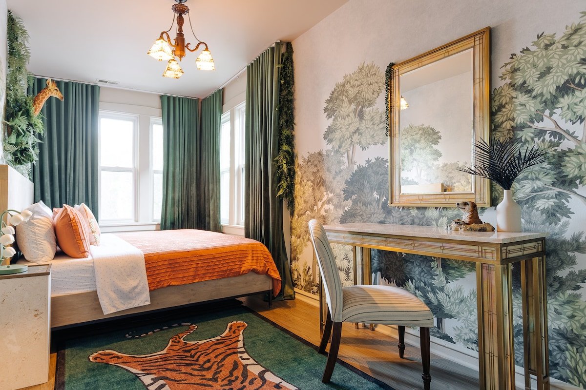 The Grand Vic: Large 5BD/3BA Home (+Garage) gallery image 4