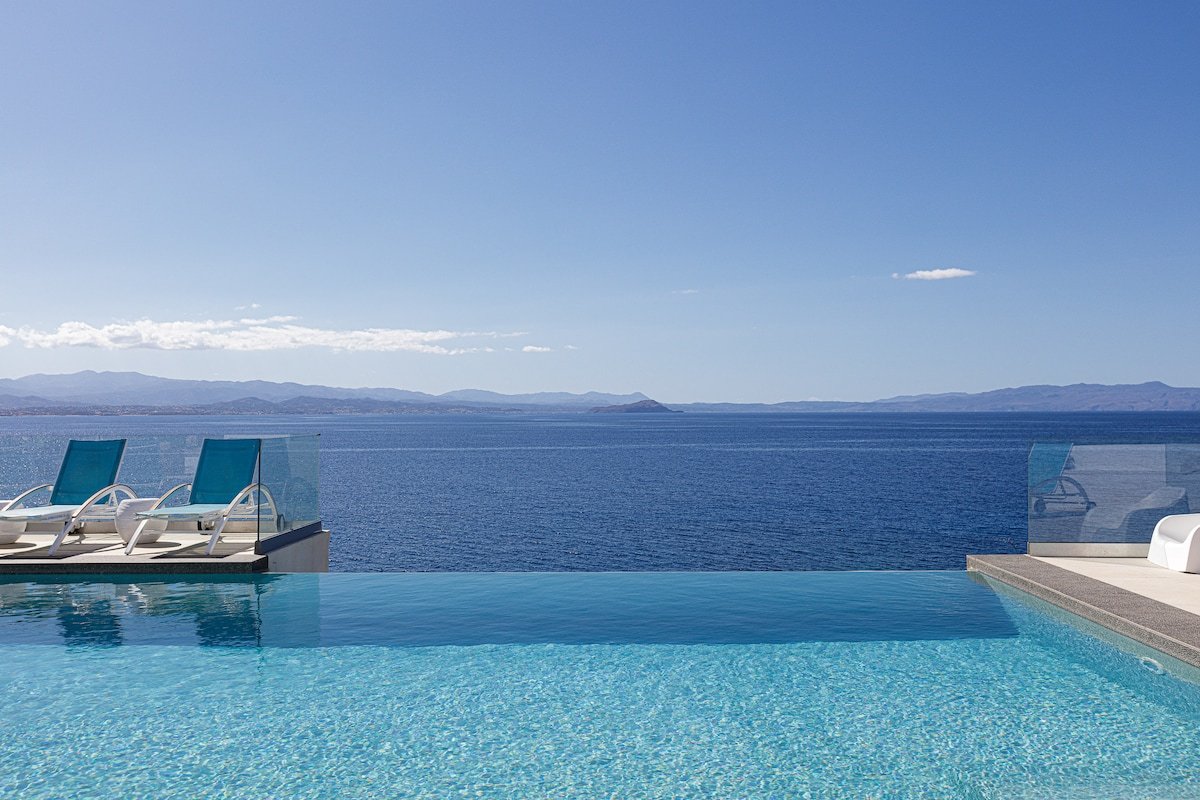 Infinity pool, hot tub & daily housekeeping gallery image 2