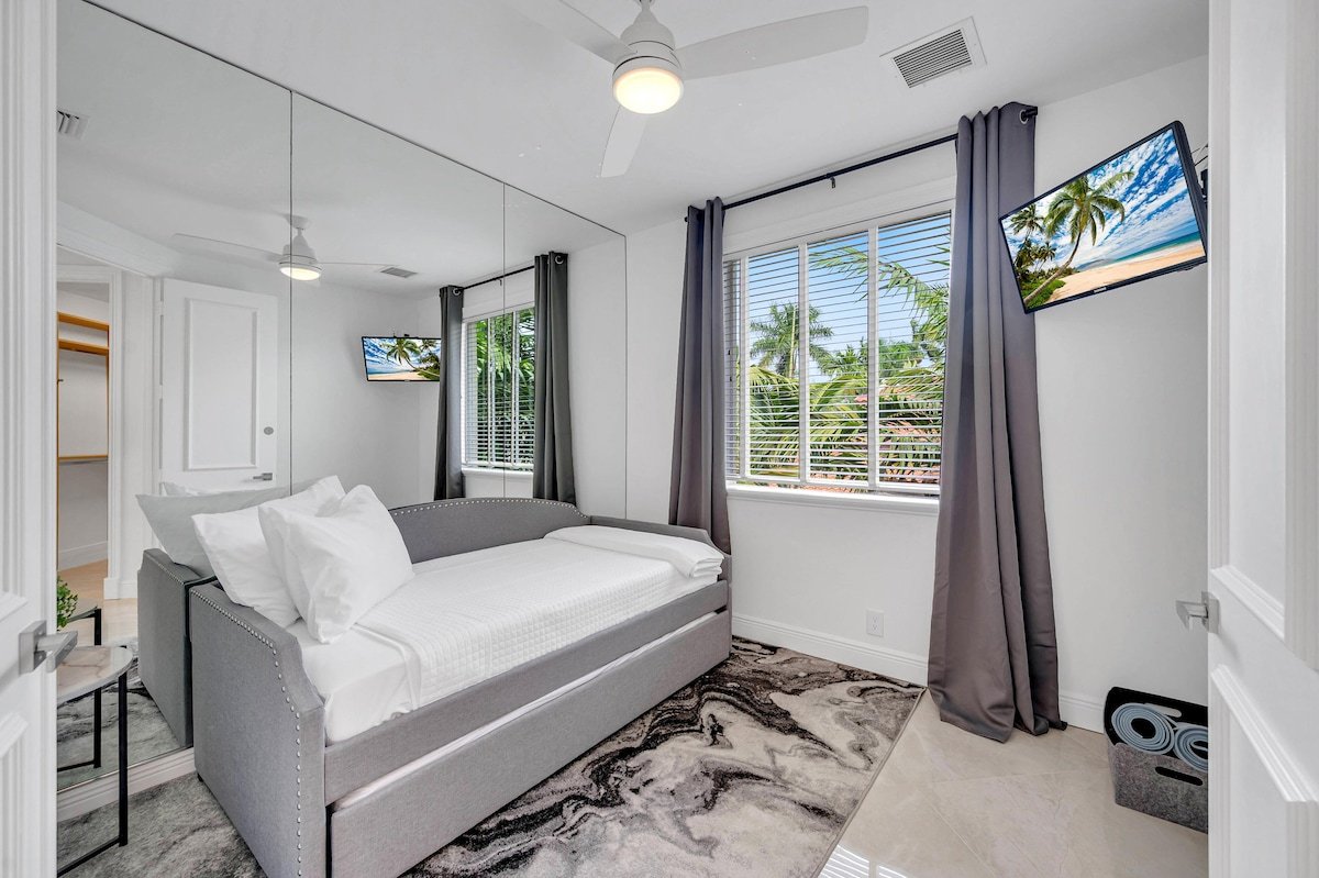 Las Olas Waterfront Villa| Heated Pool | FiestaKey gallery image 5