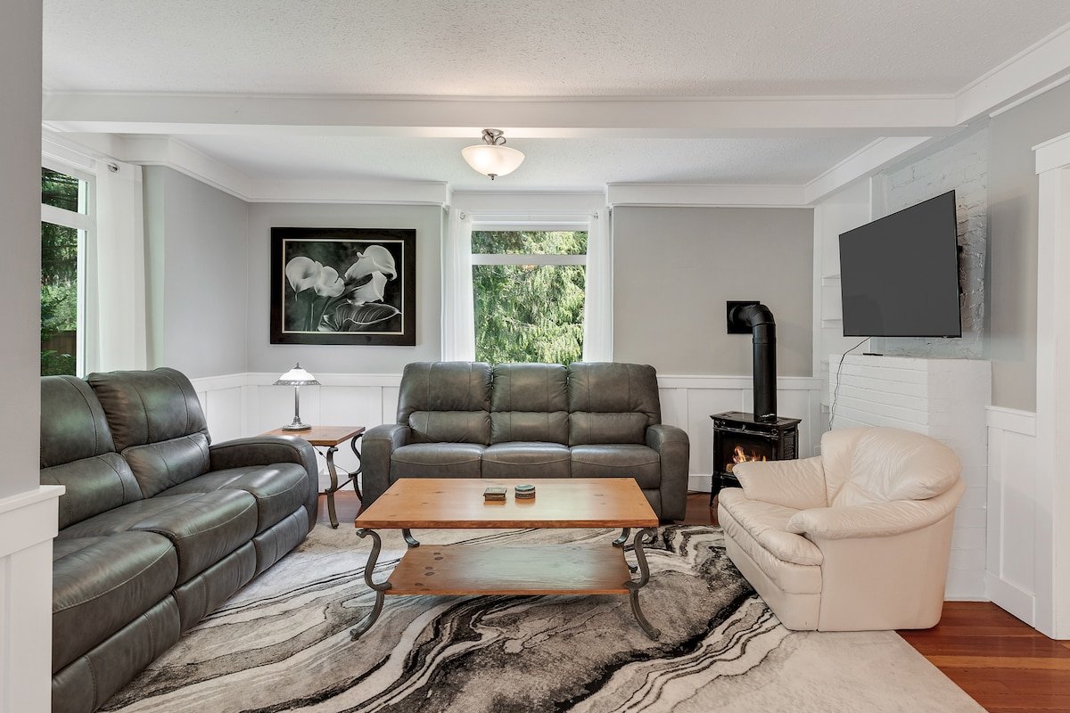 4 Bedroom Vacation House with Hot Tub! gallery image 3