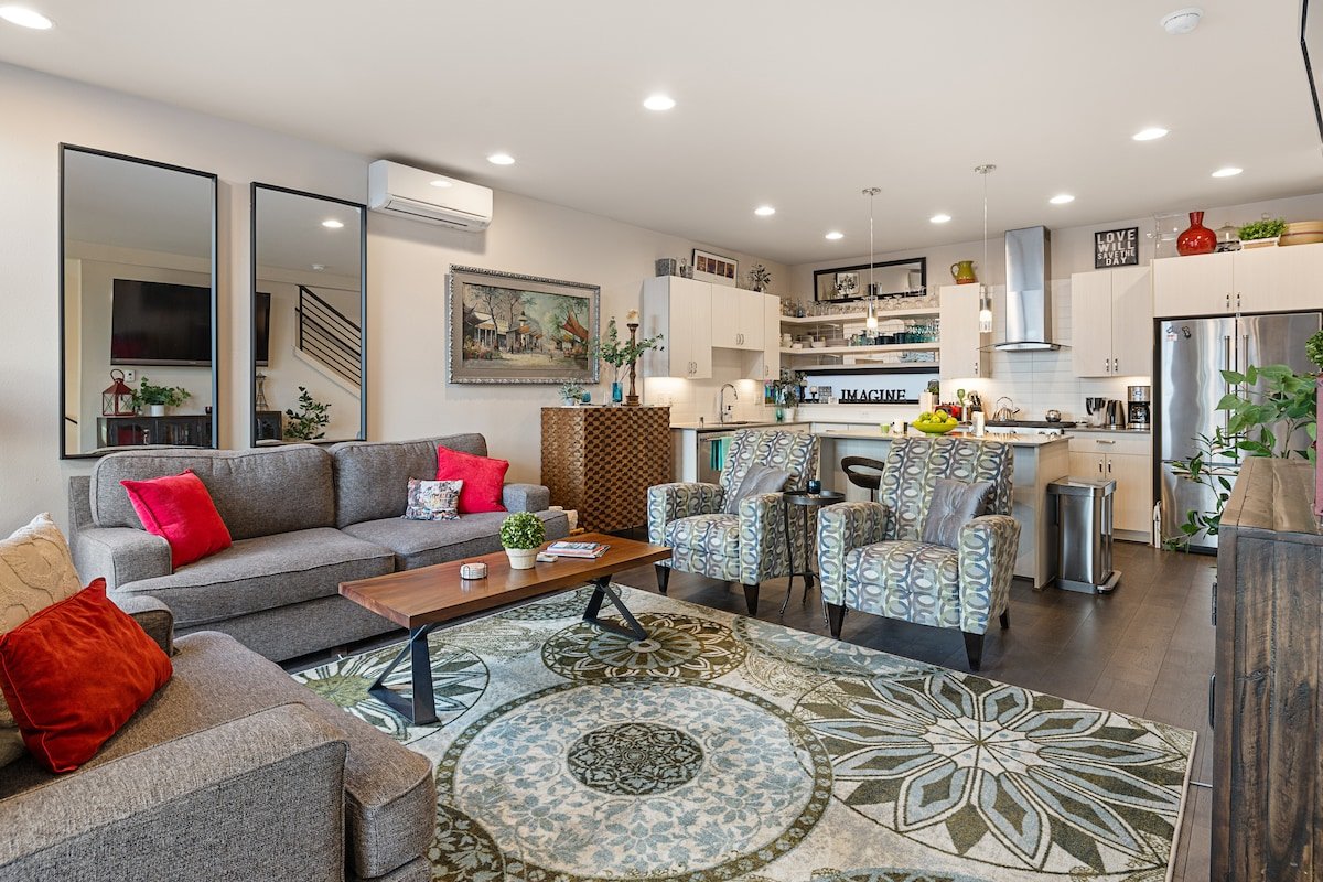 12 Min to Stadiums, 5 Min to Alki, 90 Walk Score gallery image 3