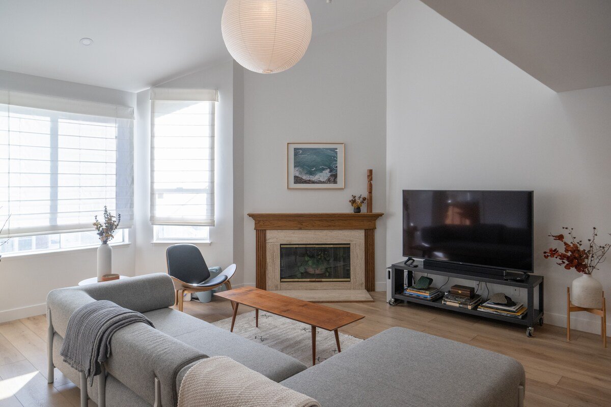 NEW! Spacious Getaway wPrivate Deck Close to Beach gallery image 5