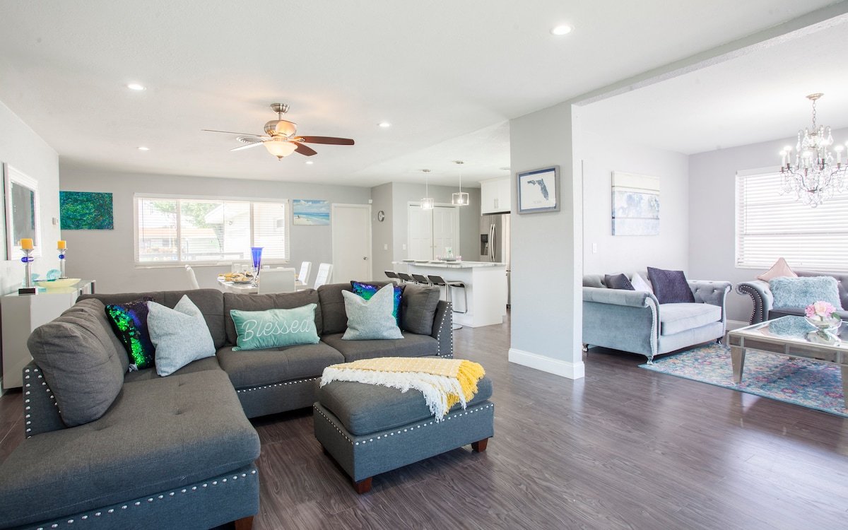 Spacious 4/3 Large Pool Home :parking, BBQ WIFI! gallery image 3