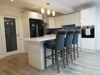 Modern suburban 5 bed d13