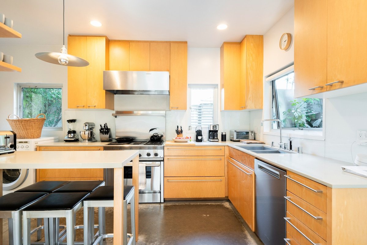 Ideal Modern Beach Home Away from Home gallery image 5