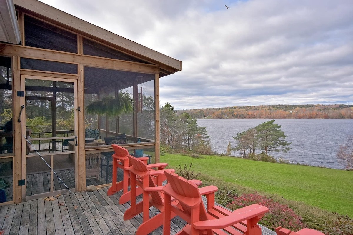 Peaceful 4-bedroom WATERFRONT home with hot-tub gallery image 2