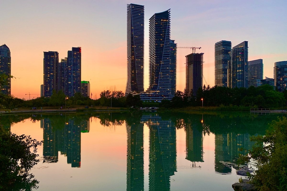 Luxury Lakefront Oasis – Stunning Views | 9 Guests gallery image 2