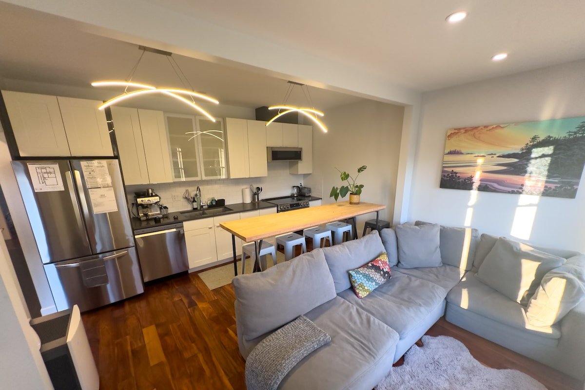 Freshly Renovated Main Floor Suite with Park Views gallery image 2