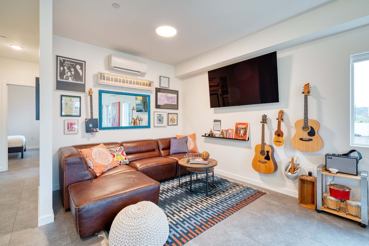 Luxury Penthouse – Rooftop Deck – 2BR – AC gallery image 2