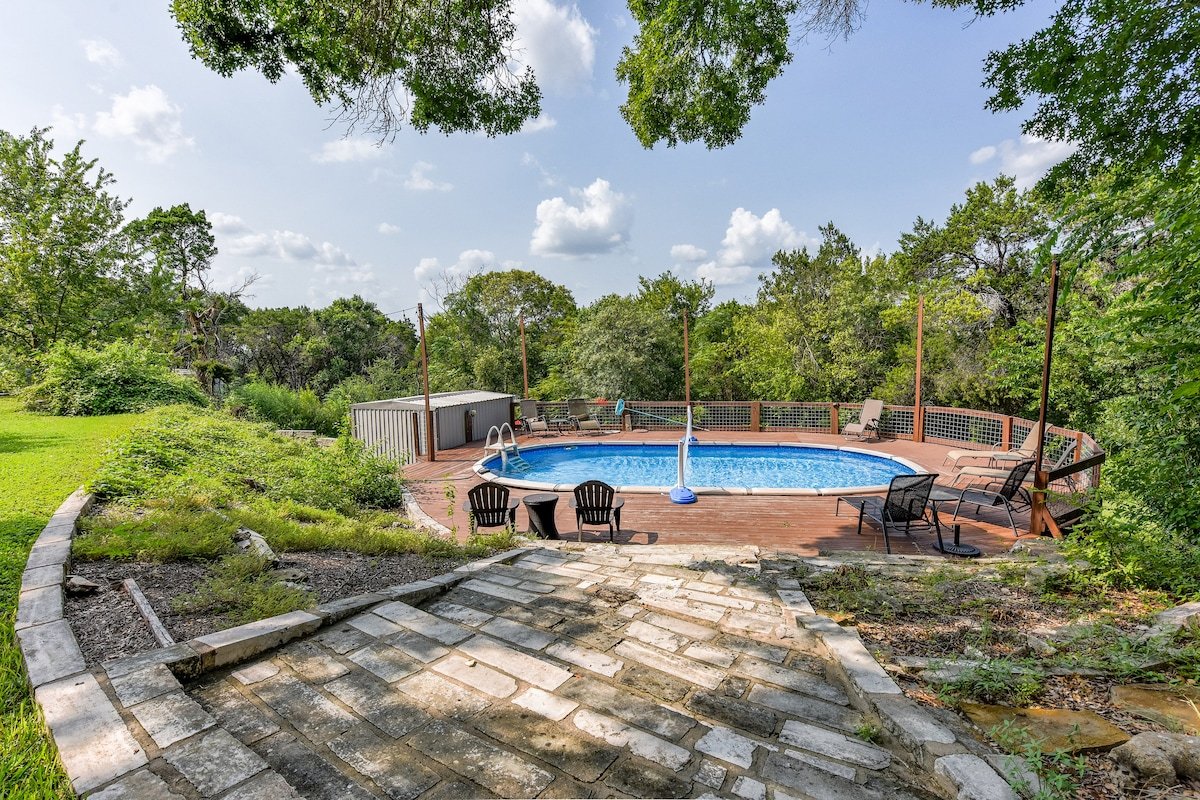 Fun 3 bedroom house with pool, hot tub & studio! gallery image 2