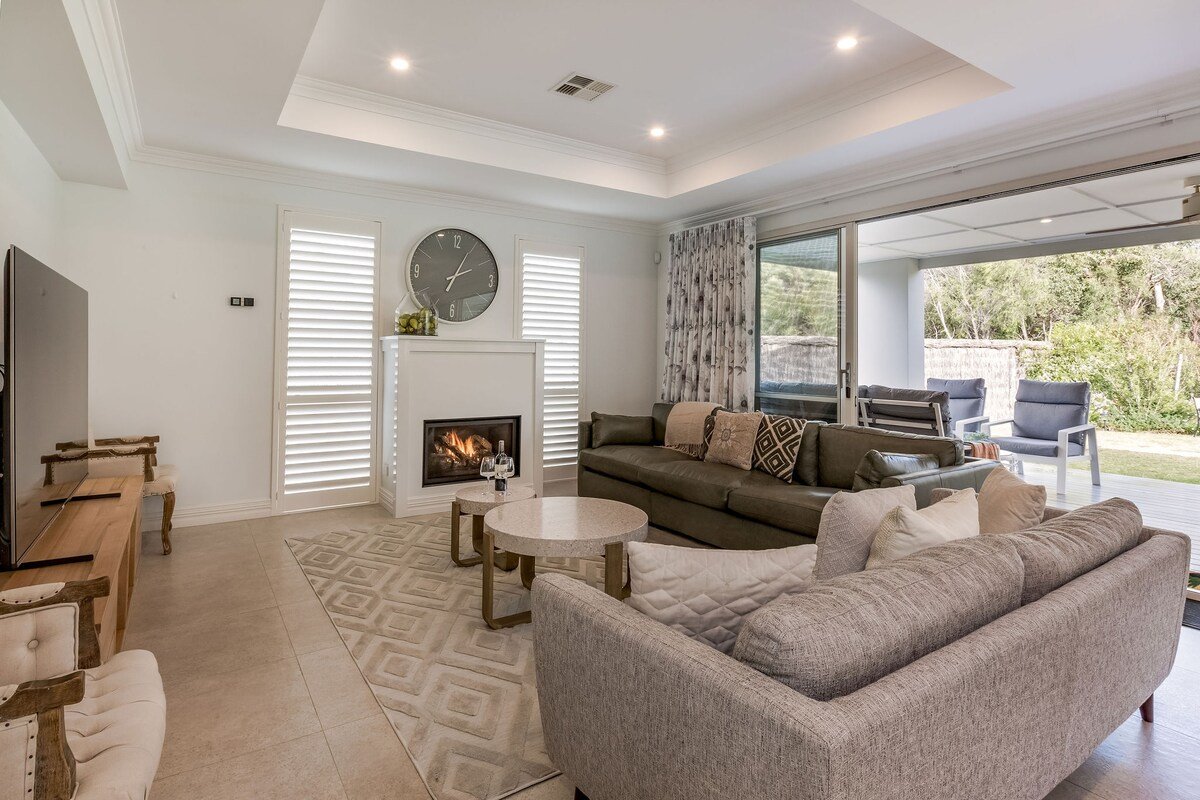 Hamptons By The Green—Grand Golfside Retreat gallery image 3