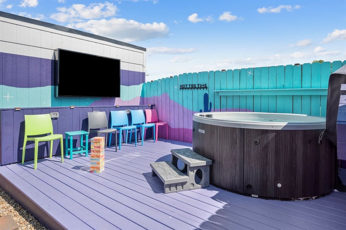 Girl Trip, Mins to DT, Hot Tub, Sleeps 12 gallery image 4