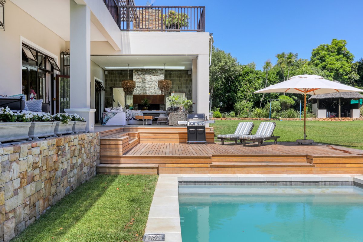 Beautiful 5-Bedroom Property in Upper Constantia