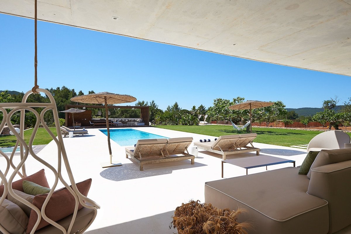 Mountain views- Large pool- Jacuzzi-Outdoor cinema gallery image 2