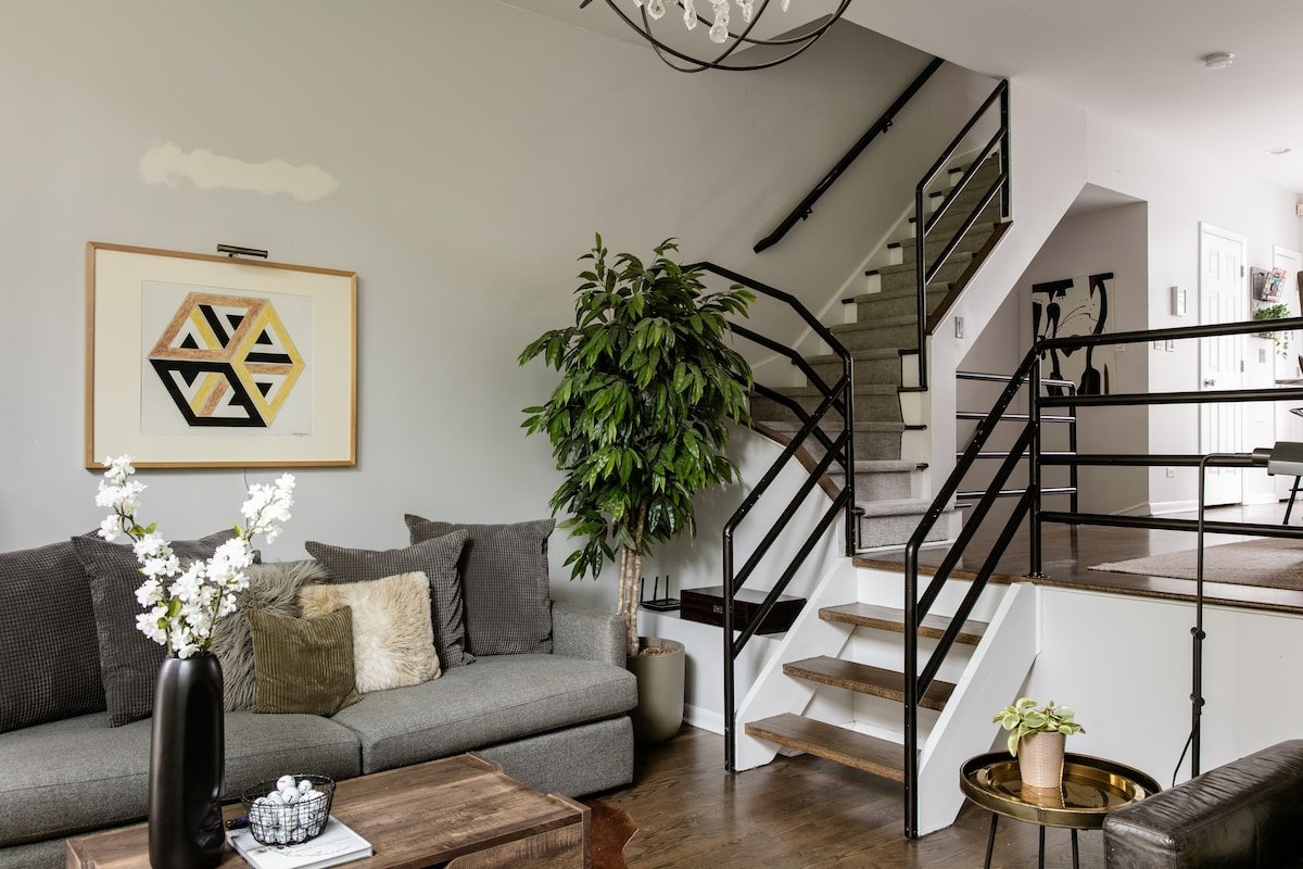 Modern Downtown Home with 5 Baths & Private Garage gallery image 4