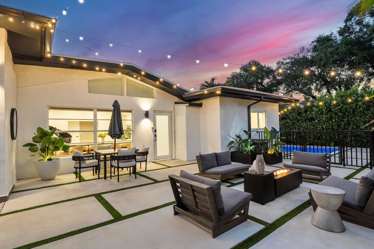 Amazing private retreat w/lake+htd pool+firetable