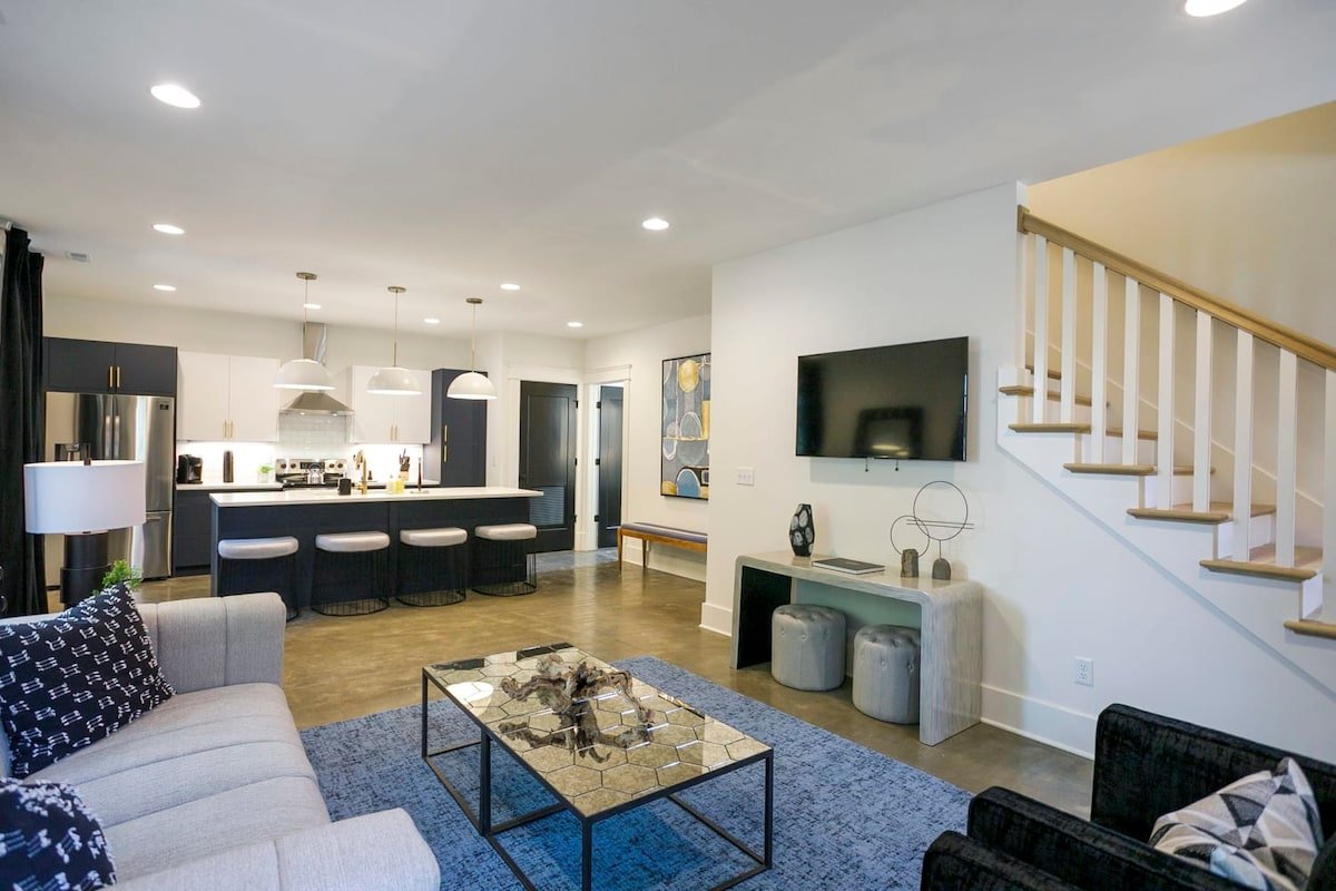 Expansive 3-Home Property! Hot Tub + Walk to 12 So gallery image 4