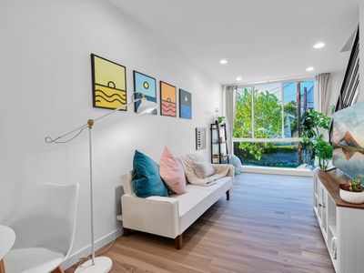 Walkable-FamilyFriendly-Artistic, 4Bed+2 Parking