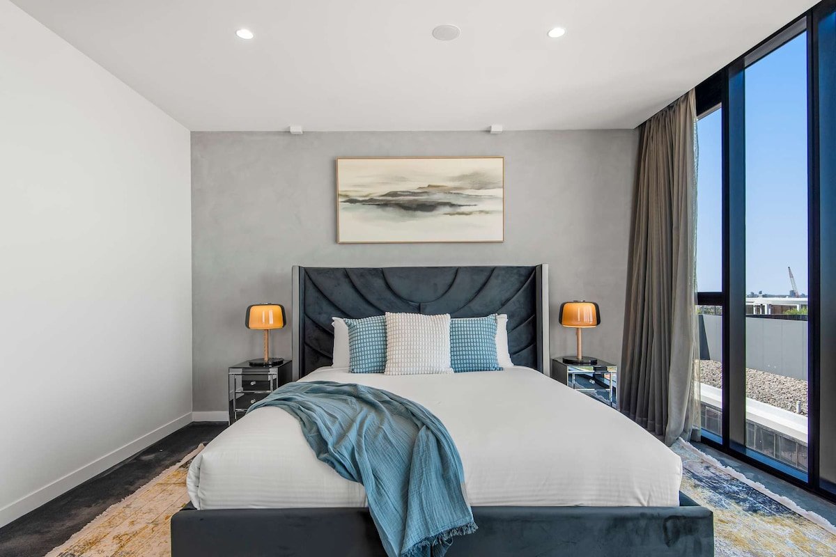 Jaw-dropping 4BD Penthouse in Beachside Resort gallery image 2