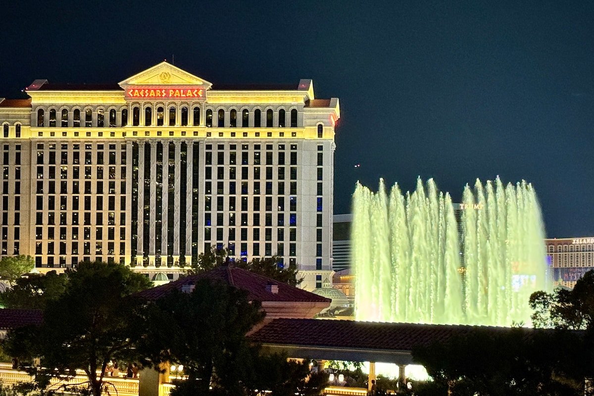 LVStripHouse JC408 – Modern 2BD/2BA Condo Sleeps 8 gallery image 3