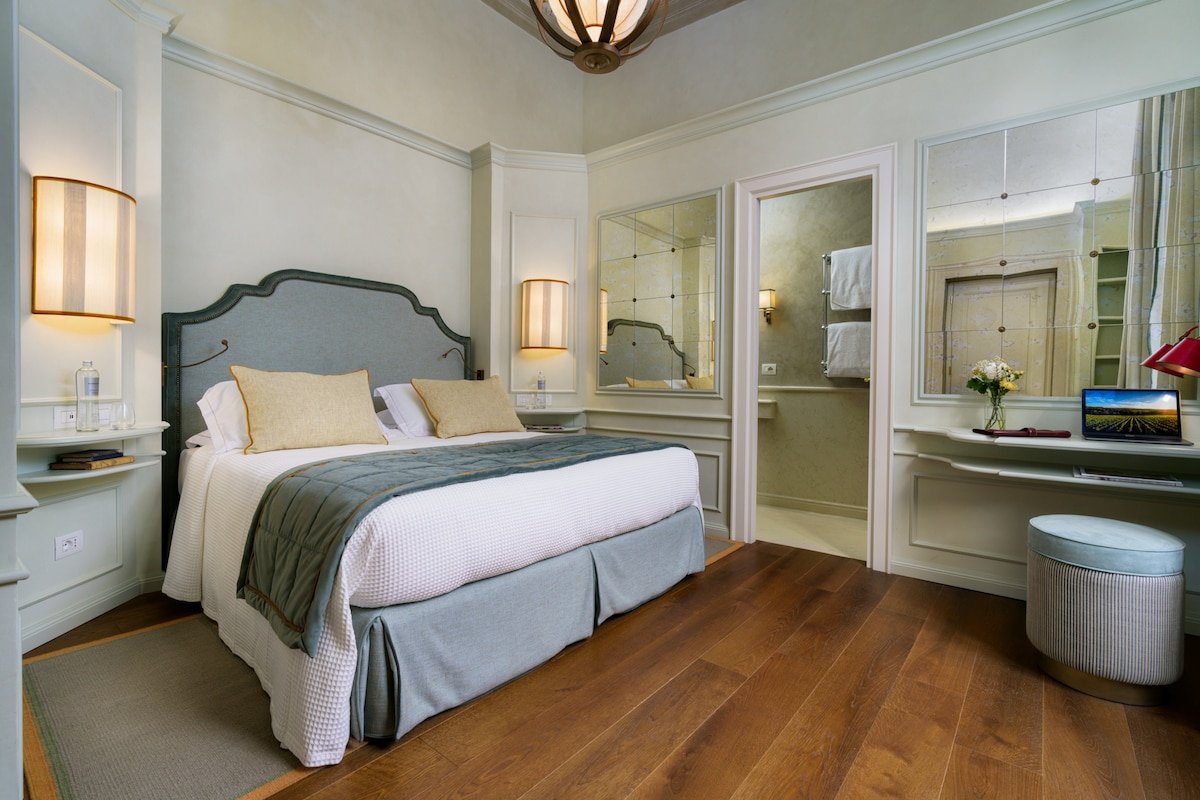 Cavalier Paolo-La Dimora degli Affreschi Florence gallery image 5