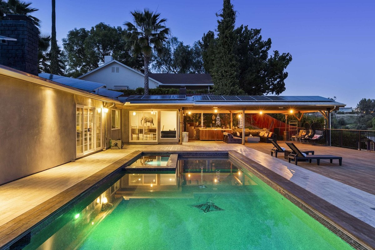 ৎ୭Middlebury Heightsৎ୭heated poolJacuzi games&more gallery image 2