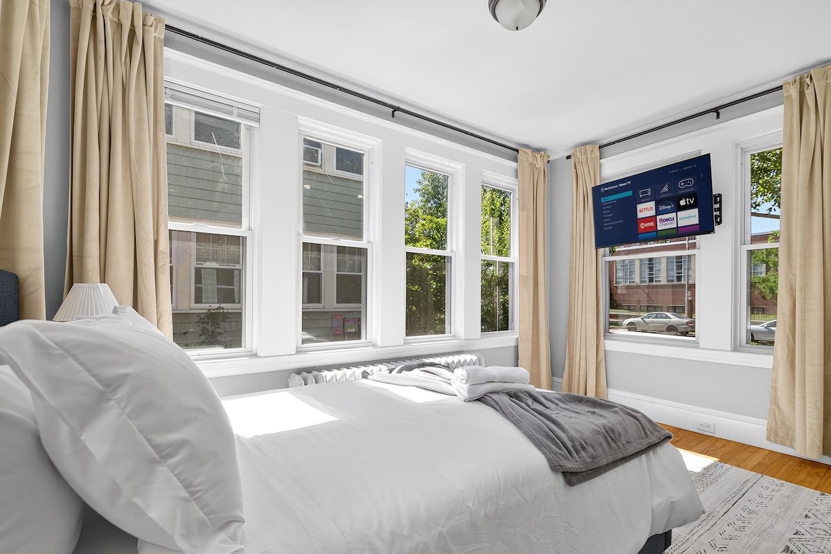 Vintage 5BR apt | ROKU HDTV gallery image 5