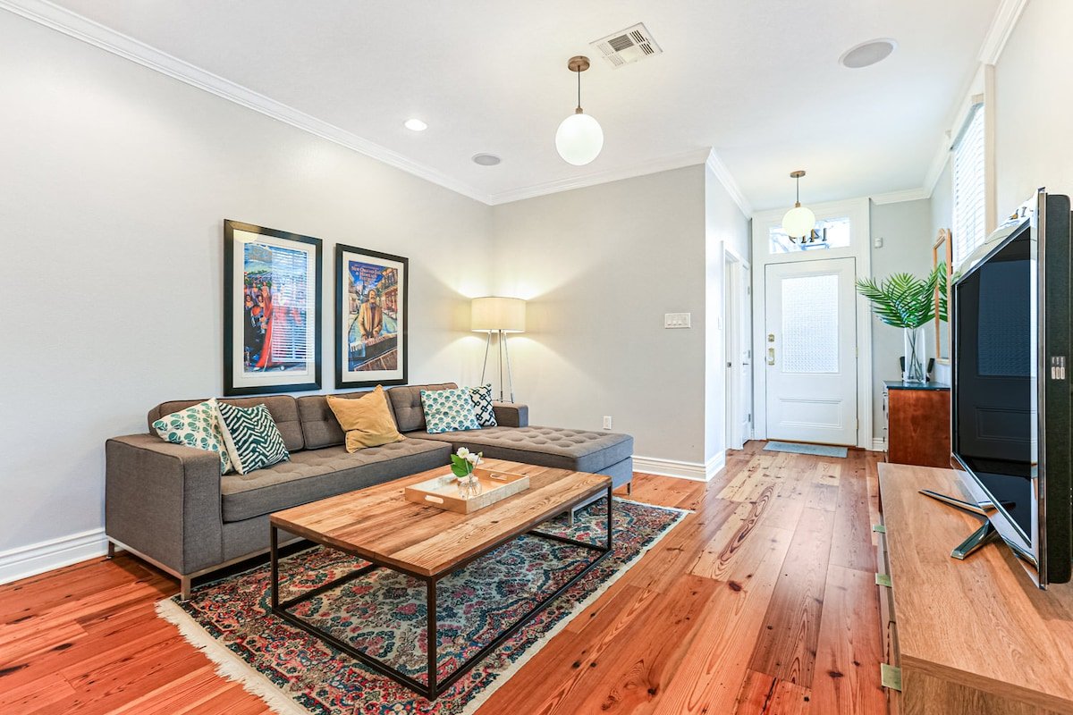 Gorgeous Victorian in Historic Lower Garden Dist. gallery image 4