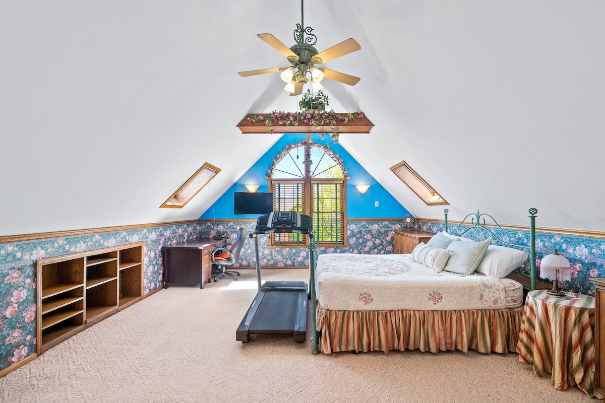 Warm & Welcoming – St. Bens, Jacuzzi, EV Parking gallery image 5